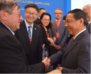 ASA President Richard Wilkins shakes hands with Chen Xiwen, former Deputy Director of the Central Rural Work Leading Group
