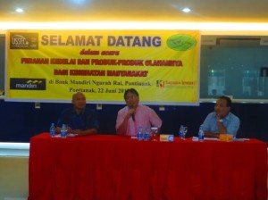 Mr. Maskar and Dr. Astawan speak at the seminar.