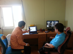 Aquaculture Utilization Technical Director – Korea In Soo Shin (left) discusses the benefits of soy with a flounder grower