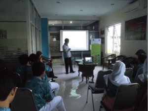 Mr. Endang from KOPTI Bogor District presents the benefits of tempe and its production processes to students from Lazuardi Junior High School visiting Rumah Tempe Indonesia