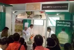 Chef Giuseppe de Pascuale explains the uses of soybean oil in preparing foods to visitors of the USSEC booth at the Exphotel trade show in Cancun, Mexico