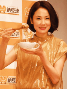 2015 Natto Queen Yoh Yoshida mixes natto