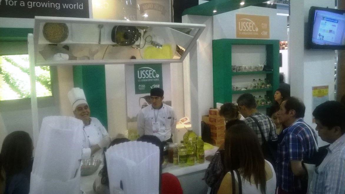 Chef Giuseppe de Pascuale explains the uses of soybean oil preparing foods at the Abastur Trade Show in Mexico City