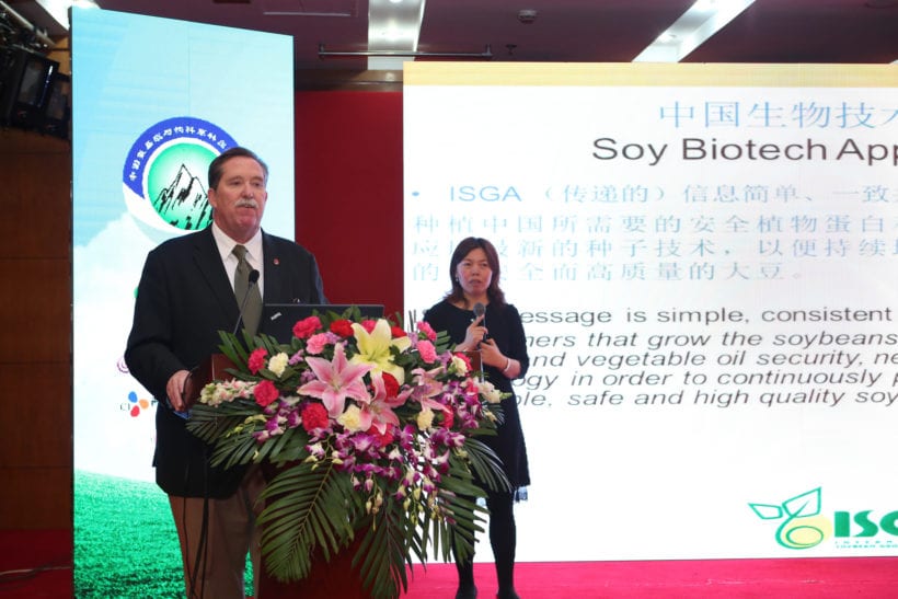 USSEC Regional Director – North Asia Paul Burke presents while USSEC China Animal Utilization (AU) program manager Sunny Zhang translates