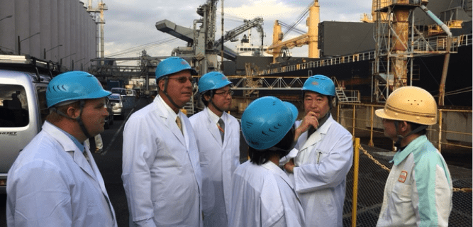 Team visit to Nisshin Oillio Isogo plant on November 18 to see its soybean shipment being unloaded from a panamax vessel and its soybean crushing facilities
