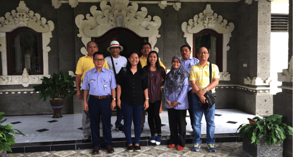 USSEC Technical Consultants – Aquaculture Levy Manalac and Pamudi, together with the staff of Finfish Hatcheries Inc., and Alsons Aquaculture Corp. from the Philippines pose with officers of Institute for Mariculture Research and Development (IMRAD) during a visit on October 24 to Gondol, Bali, Indonesia