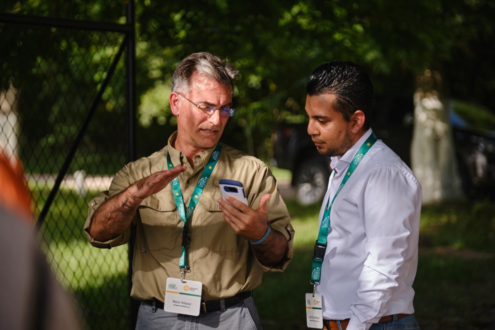 Two professional having a discussion