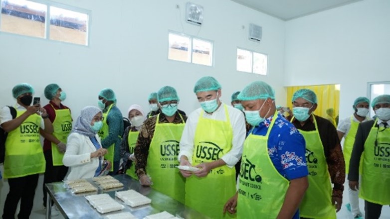 USSEC representatives and U.S. Soy buyers touring a facility